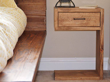 Деревянный столик у кровати: функциональность, основы выбора