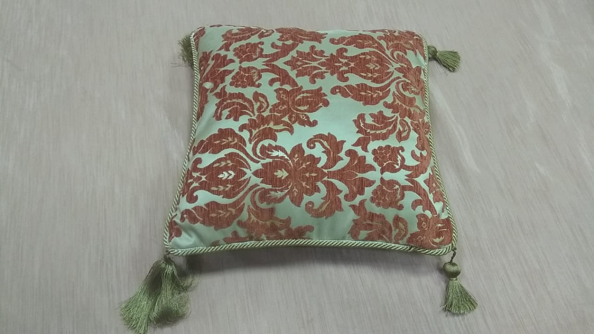 Подушка с кистями